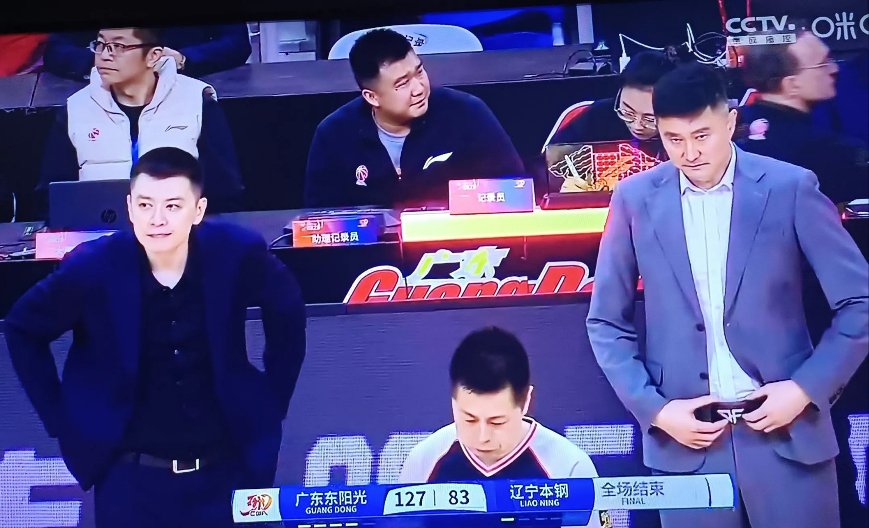 篮球半决赛，辽东海豚队与粤西铁骑队绝杀，VAR改判成焦点！反击锐度十足